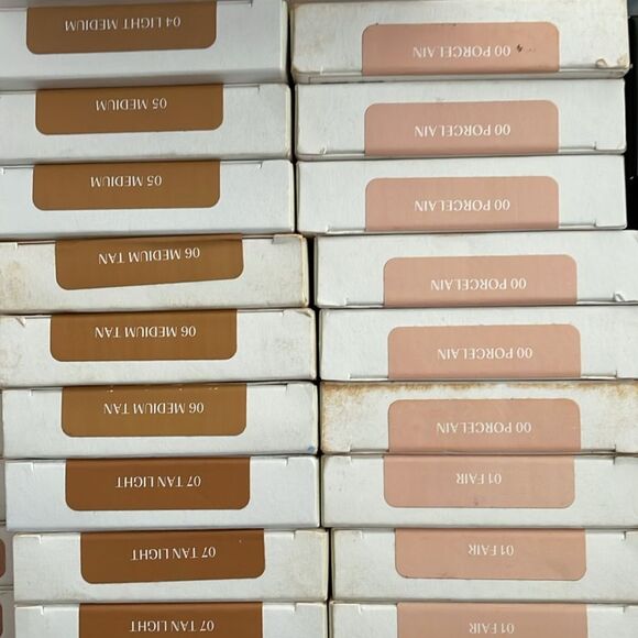 Huda GLOWISH Smoothing Breathable Luminous Pressed Powder 11 shades NEW☀️☀️ - Picture 8 of 8